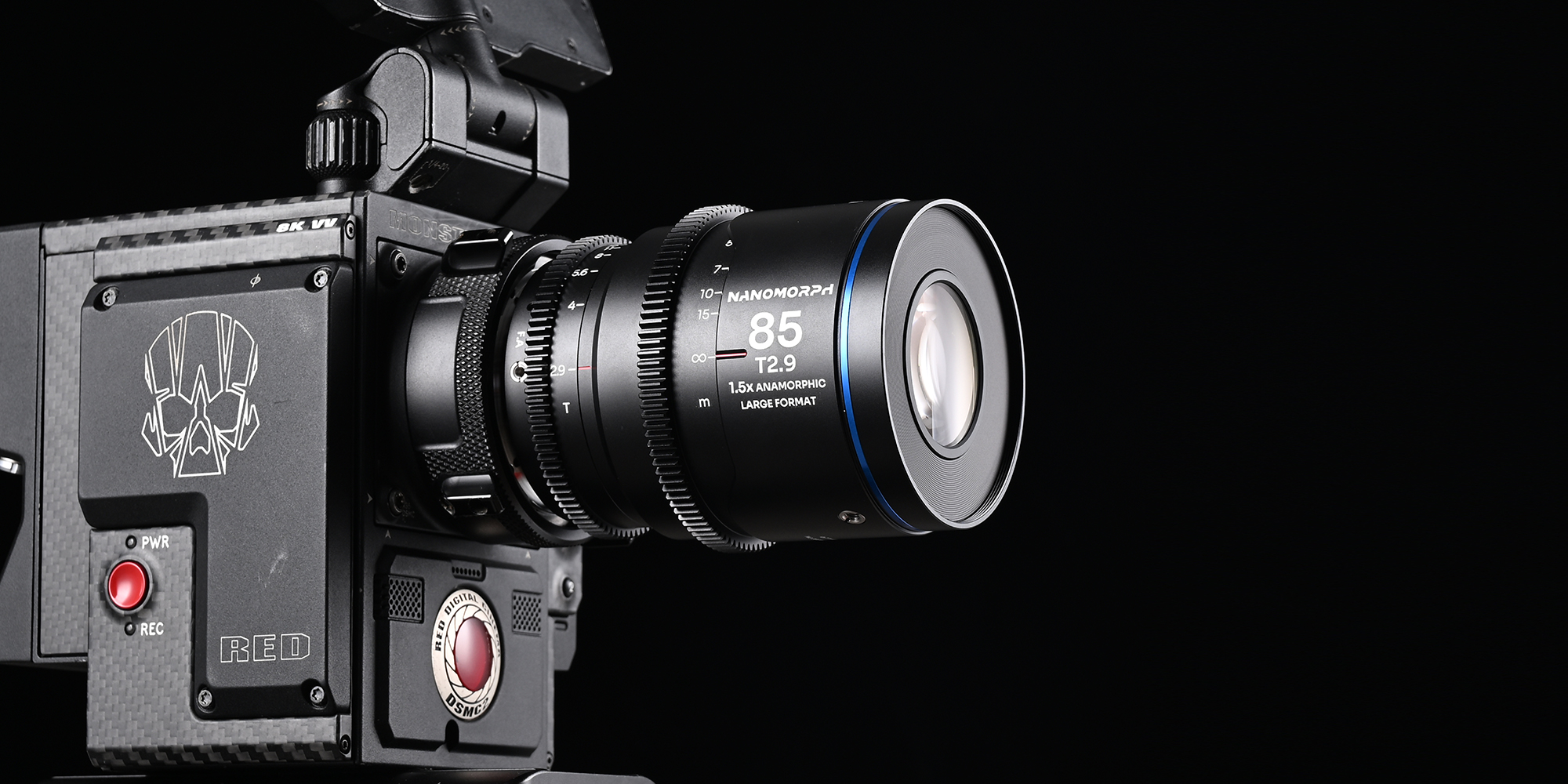 Obiektyw Laowa Nanomorph 85 mm T2,9 1,5x LF Blue do Arri PL / Canon EF zainstalowany na kamerze RED